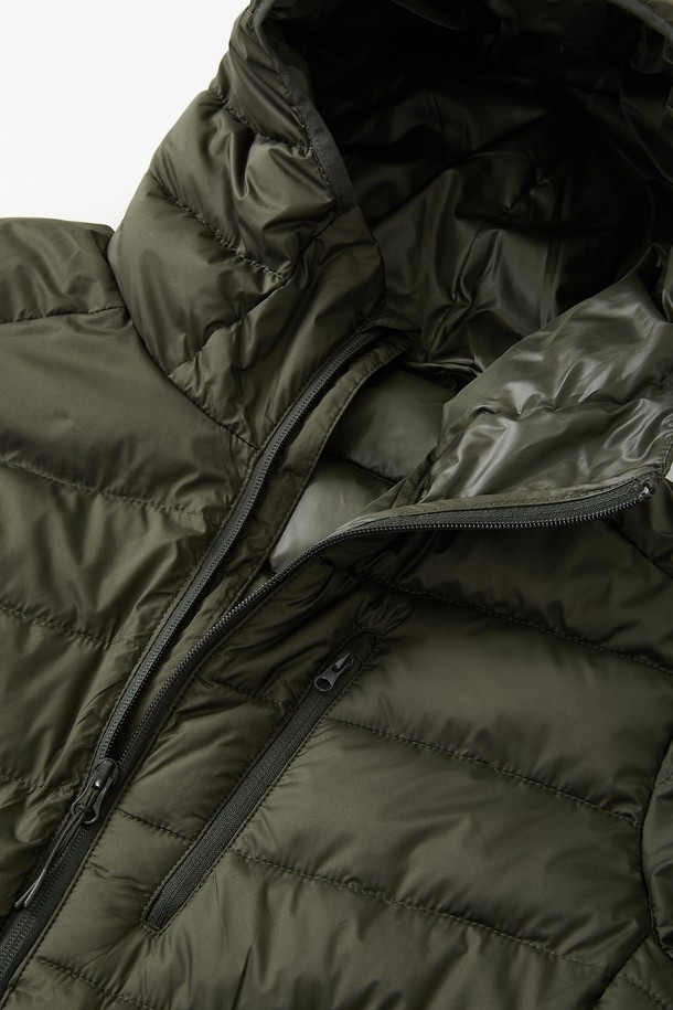 데일리앤스포츠 후드 패딩 점퍼 CJP156는 겨울철 캐주얼 및 스포티 스타일을 연출하기에 좋은 아이템입니다. 부드러운 촉감의 나일론과 폴리에스터 혼방 소재로 제작되어 보온성과 방풍 기능을 제공하며, 두꺼운 두께감으로 추운 날씨에도 따뜻하게 착용할 수 있습니다. 카키 및 올리브 컬러의 무지 디자인에 레귤러핏으로 제작되어 편안한 착용감을 선사합니다. 집업 스타일의 긴 소매 후드 패딩 점퍼로, 캠핑룩을 포함한 다양한 일상 및 캐주얼 코디에 활용하기 좋습니다. 퀼팅 디테일이 돋보이는 디자인으로, 미니멀한 스타일을 선호하는 분들께 추천합니다.
