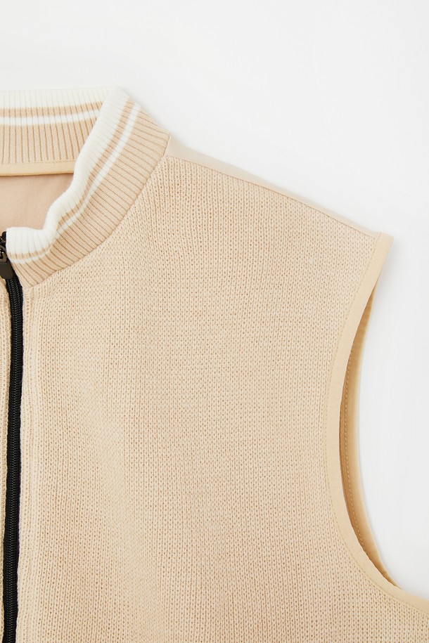 리어(Rear) 스판 경량 니트 조끼 CNIT113은 베이직한 스타일의 공용 제품으로, 봄, 여름, 가을, 겨울 사계절 모두 활용 가능한 아이템입니다. 베이지와 그레이 두 가지 색상으로 출시되어, 어떤 옷에도 쉽게 매치할 수 있습니다. 폴리에스터, 아크릴, 폴리우레탄 혼방 소재로 제작되어 가볍고 편안한 착용감을 선사하며, 민소매 라운드넥 디자인으로 답답함 없이 시원하게 입을 수 있습니다. 집콕룩, 산책룩, 여행룩 등 다양한 TPO에 미니멀, 캐주얼, 클래식 스타일로 연출하기 좋습니다.
