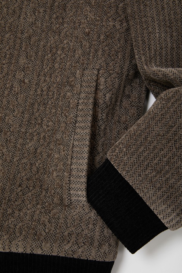 자카드 보아털 블루종 점퍼 CJP153는 캐주얼 스타일의 아우터입니다. 블랙브라운 컬러의 자카드 패턴이 돋보이며, 봄, 여름, 가을, 겨울 사계절 모두 착용 가능합니다. 집업 스타일로 간편하게 입고 벗을 수 있으며, 슬림, 베이직핏, 오버핏 등 다양한 핏으로 연출할 수 있습니다. 부드러운 보아털 촉감의 폴리에스터 소재로 제작되었으며, 안감은 전체 폴리에스터 100%로 마감되어 있습니다. 여행룩, 캠핑룩, 집콕룩 등 TPO에 맞춰 미니멀하고 고프코어 스타일을 연출해보세요.
