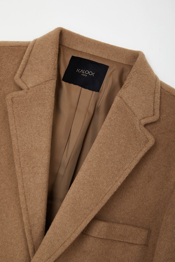 솔리드 울 모직 버튼 재킷 CJK120은 베이직한 스타일을 추구하는 분들을 위한 클래식하고 미니멀한 디자인의 자켓입니다. 그레이브라운 컬러의 모직 소재로 제작되어 봄, 여름, 가을, 겨울 사계절 활용 가능하며, 안감은 폴리에스터로 마감되었습니다. 버튼 여밈 방식과 베이직 핏으로 오피스룩, 비즈니스 캐주얼, 출근룩 등 다양한 TPO에 적합합니다. 신축성은 없으며, 기본 패턴으로 어떤 스타일에도 쉽게 매치할 수 있습니다.
