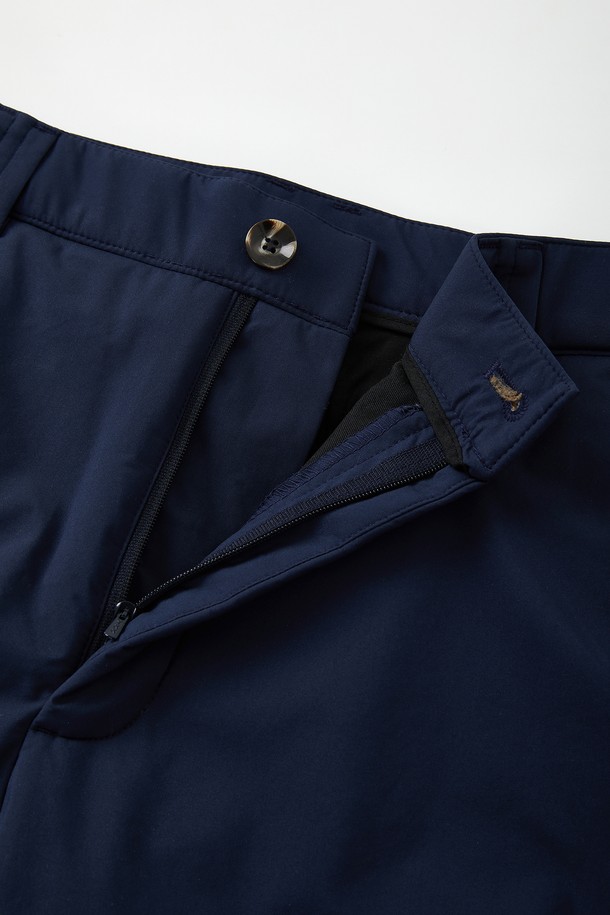 헤비 밴딩 일자 패딩 팬츠 CPT167는 블랙과 네이비 두 가지 색상으로 제공됩니다. 일상, 출근룩, 캠핑룩 등 다양한 TPO에 활용 가능한 패딩 팬츠로, 봄, 여름, 가을, 겨울 사계절 모두 착용 가능합니다. 폴리에스터와 폴리우레탄 혼방 소재로 제작되어 넉넉한 와이드핏과 레귤러핏으로 편안한 착용감을 선사합니다. 헤비 두께감의 패딩 안감과 밴딩 처리로 보온성을 높였으며, 캐주얼, 미니멀, 시티보이 스타일을 연출하기 좋습니다.
