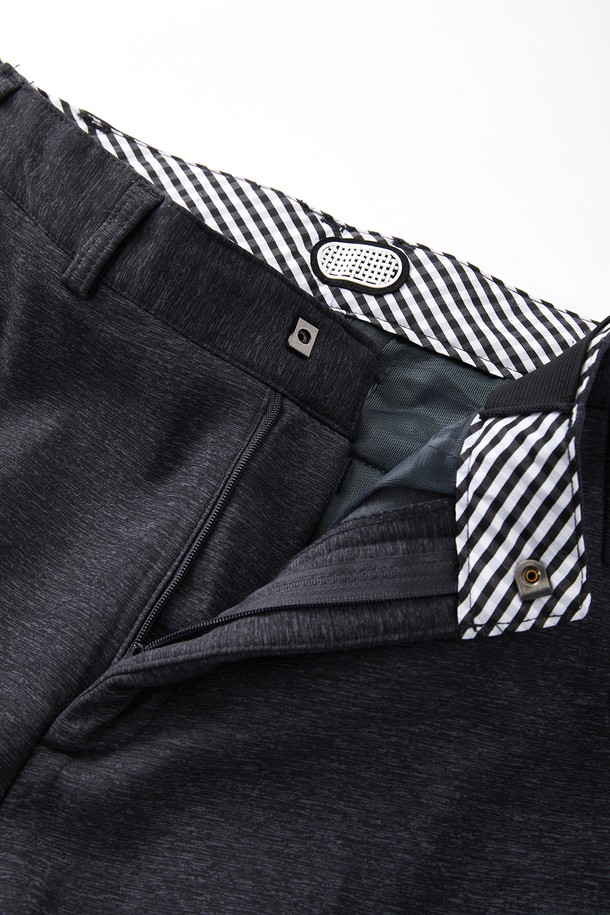 데일리앤 오피스 웜 밴딩 기모 팬츠 CPT175는 차콜과 네이비 두 가지 색상으로 출시되었습니다. 폴리에스터와 폴리우레탄 혼방 소재로 제작되어 부드러운 촉감과 뛰어난 보온성을 자랑하며, 한겨울에도 따뜻하게 착용할 수 있습니다. 레귤러핏으로 제작되어 편안한 착용감을 제공하며, 밴딩 허리 디자인으로 활동성을 높였습니다. 사선 포켓 디테일이 돋보이는 이 슬랙스는 캐주얼룩과 출근룩 모두 소화 가능한 활용도 높은 아이템입니다. 무지 디자인으로 어떤 상의에도 잘 어울려 데일리 오피스룩을 완성해 보세요.
