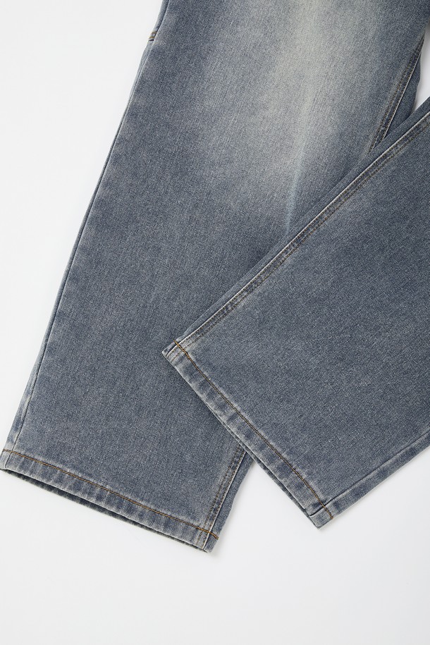 루즈핏 밴딩 카펜터 데님 팬츠 CJN112는 편안한 착용감과 캐주얼한 스타일을 동시에 만족시키는 데님 팬츠입니다. 봄, 여름, 가을, 겨울 사계절 모두 활용 가능하며, 넉넉한 루즈핏으로 활동성을 높였습니다. 허리 밴딩 처리로 편안함을 더했으며, 워크웨어 스타일을 연출하기 좋은 카펜터 디자인이 특징입니다. 시원한 블루 컬러의 데님 소재로 제작되어 미니멀한 스타일까지 소화할 수 있습니다. 면 소재 특유의 부드러운 촉감과 데님 특유의 자연스러운 질감이 매력적인 제품입니다.
