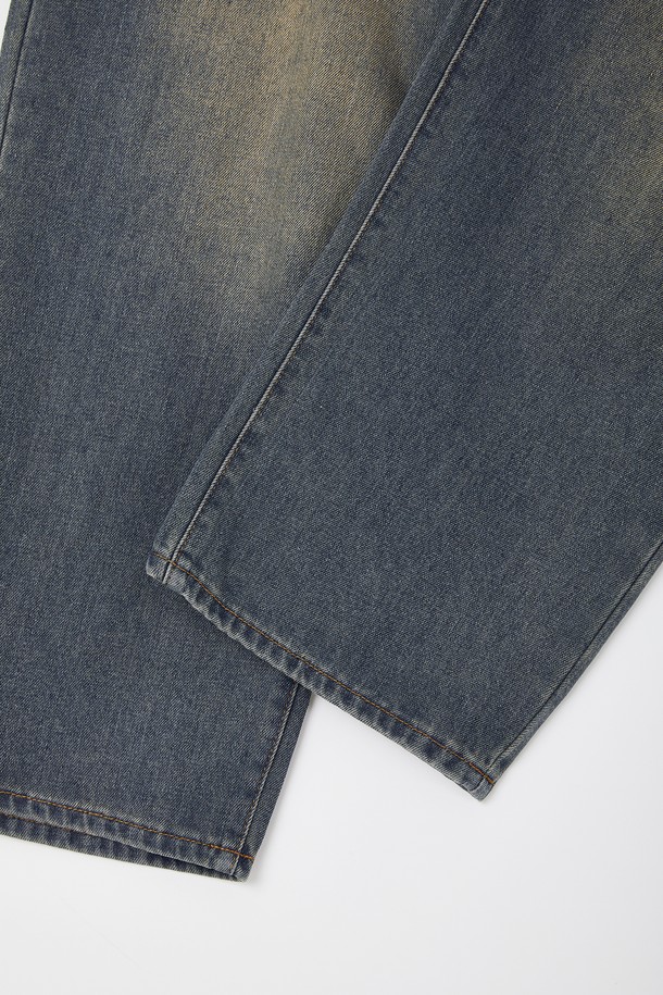 루즈핏 워싱 밴딩 데님 팬츠 CJN113은 캐주얼, 미니멀, 시티보이 스타일을 아우르는 데님 팬츠입니다. 봄, 여름, 가을, 겨울 사계절 모두 착용 가능하며, 데이트룩, 여행룩에 적합합니다. 밴딩 처리로 편안한 착용감을 선사하며, 워싱 디테일이 빈티지한 멋을 더합니다. 루즈핏으로 활동성을 높였으며, 면 소재로 제작되어 편안한 착용감을 제공합니다. 신축성은 보통 수준입니다.
