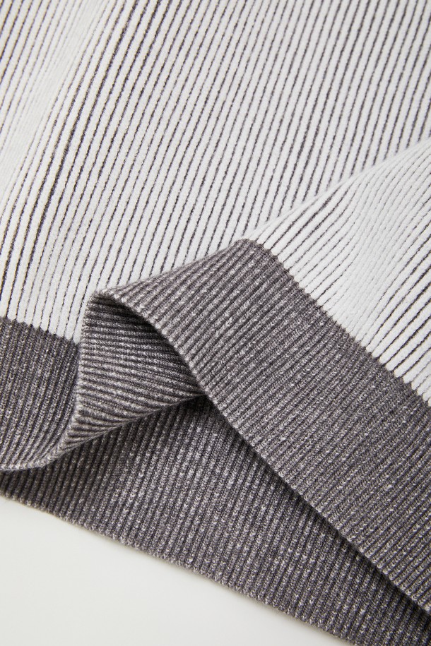 마이크로 스트라이프 라운드 니트 CNIT115는 베이직한 스타일의 상의입니다. 비스코스 78%와 폴리에스터 22% 혼방 소재로 제작되어 사계절 내내 착용 가능하며, 신축성이 있어 편안한 착용감을 제공합니다. 라운드넥 디자인에 화이트 컬러, 스트라이프 패턴으로 미니멀, 클래식, 캐주얼 스타일 모두 소화 가능합니다. 출근룩, 비즈니스 캐주얼, 데이트룩 등 다양한 TPO에 활용할 수 있는 실용적인 아이템입니다. 베이직핏으로 제작되었습니다.
