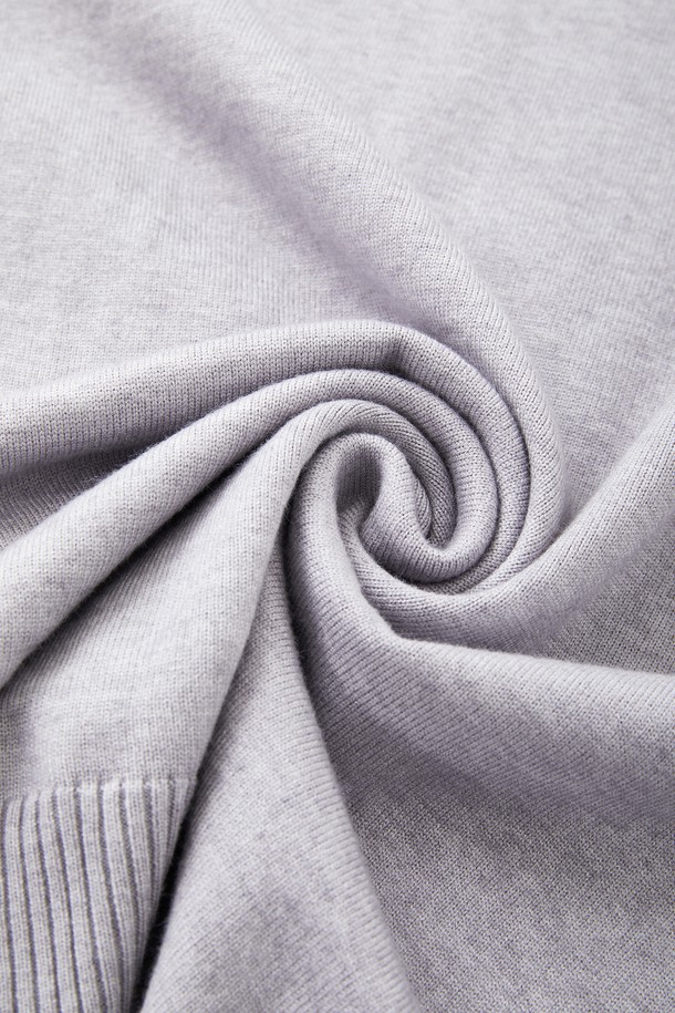 베이직 솔리드 터틀넥 니트 CNIT114는 미니멀, 클래식, 캐주얼 스타일을 아우르는 베이직한 디자인의 터틀넥 니트입니다. 폴리에스터, 모달, 나일론 혼방 소재로 제작되어 부드러운 촉감과 좋은 신축성을 제공합니다. 봄, 여름, 가을, 겨울 사계절 모두 활용 가능하며, 블랙, 차콜, 그레이 세 가지 기본 컬러로 출시되었습니다. 유행을 타지 않는 무지 디자인과 긴 소매, 베이직핏 또는 오버핏으로 폭넓은 스타일 연출이 가능합니다. 일상생활에서 편안하고 세련된 스타일을 완성해 보세요.
