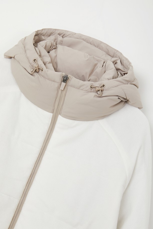 여성 방풍 후드 패딩 점퍼 CJP157은 가을, 겨울 시즌에 골프 및 일상에서 활용하기 좋은 베이직 스타일의 패딩 점퍼입니다. 아이보리와 차콜 두 가지 색상으로 출시되었으며, 숏 기장에 집업 여밈 방식으로 편안하게 착용할 수 있습니다. 비스코스, 폴리에스터, 나일론 혼방 소재로 제작되어 두꺼운 두께감과 뛰어난 보온성을 자랑하며, 방풍 기능으로 추운 날씨에도 따뜻함을 유지해줍니다. 베이직핏 디자인에 무지 패턴으로 미니멀하고 캐주얼한 스타일을 연출할 수 있으며, 긴 소매와 후드 타입으로 활동성을 더했습니다. 내부는 폴리에스터 안감으로 마감되어 부드러운 촉감을 선사합니다.
