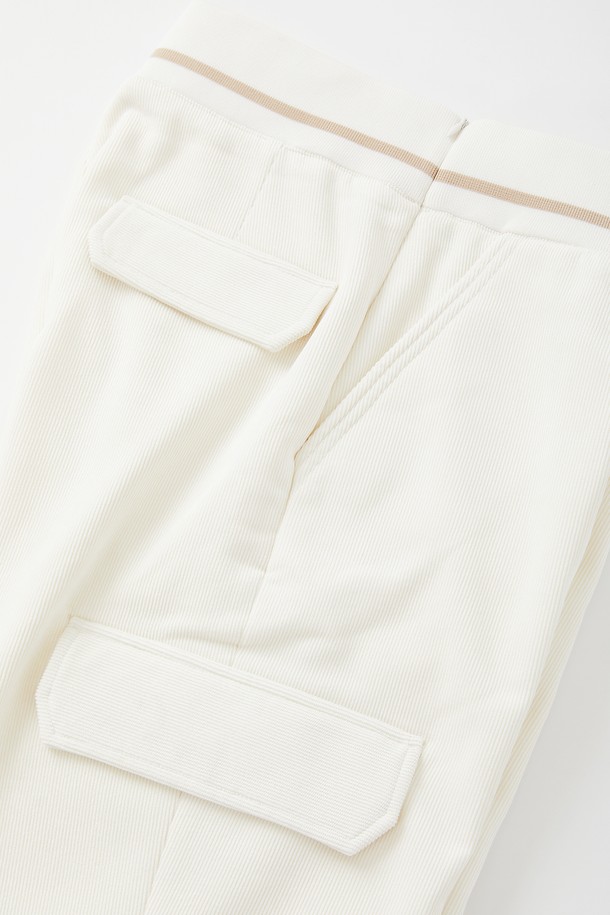 여성 밴딩 코듀로이 기모 팬츠 CPT178는 캐주얼, 클래식, 미니멀 스타일을 모두 아우르는 일자핏 팬츠입니다. 아이보리, 네이비 두 가지 색상으로 출시되어 데일리룩은 물론 골프웨어로도 활용 가능하며, 사계절 내내 착용할 수 있습니다. 부드러운 코듀로이 소재에 기모 안감을 더해 보온성을 높였으며, 밴딩 허리와 카고 포켓, 사선 주머니 디자인으로 기능성과 디자인을 동시에 잡았습니다. 두꺼운 두께감으로 겨울철에도 따뜻하게 착용할 수 있는 실용적인 아이템입니다.
