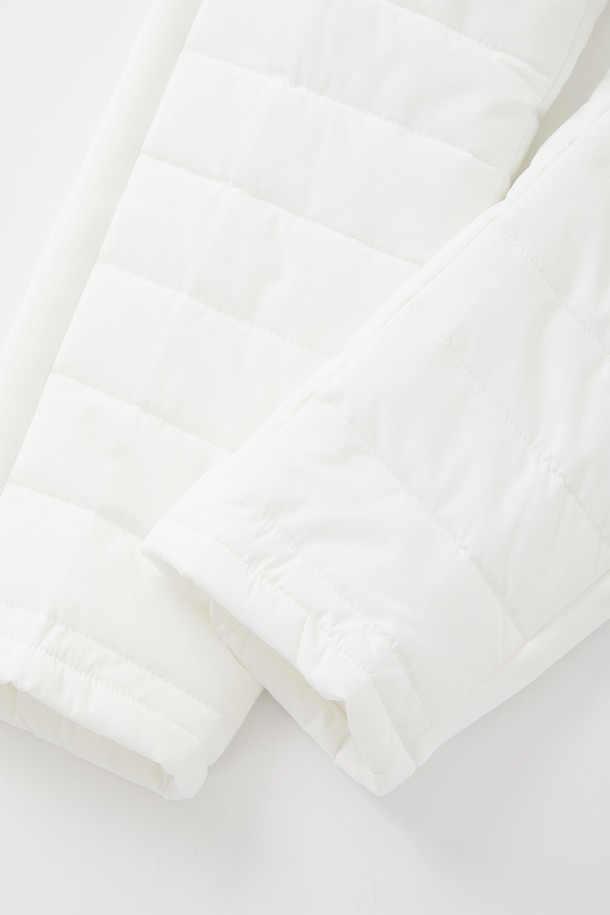 여성 일자핏 밴딩 패딩 팬츠 CPT177은 한겨울에도 따뜻하게 착용 가능한 패딩 팬츠입니다. 아이보리와 블랙 두 가지 색상으로 출시되었으며, 데일리룩과 스포티룩 모두 소화 가능한 활용도 높은 아이템입니다. 가볍고 따뜻한 폴리에스터 소재에 허리 밴딩 처리로 편안한 착용감을 선사합니다. 하단 지퍼 포켓 디테일이 기능성과 디자인을 동시에 만족시키며, 일자핏으로 다리가 길어 보이는 효과를 줍니다. 스포티한 스타일을 즐기는 여성분들께 추천합니다.
