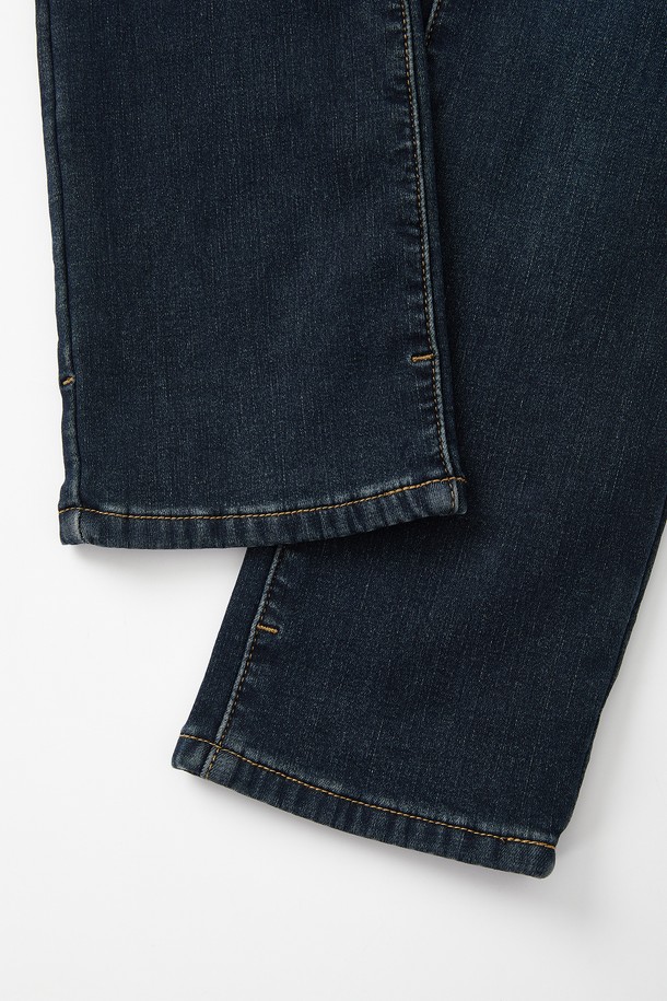 울트라웜 융기모 스판 데님 팬츠 CJN115는 겨울철 추위에도 끄떡없는 보온성을 제공하는 남녀 공용 데님 팬츠입니다. 다크 블루 컬러의 일자핏 디자인으로 캐주얼하고 베이직한 스타일을 연출하며, 부드러운 촉감의 융기모 안감으로 편안한 착용감을 선사합니다. 데님, 면, 폴리우레탄 혼방 소재에 신축성을 더해 활동성을 높였으며, 두꺼운 두께감으로 따뜻함을 유지해줍니다. 무지 패턴과 워싱 디테일이 돋보이는 이 데님 팬츠는 일상생활에서 폭넓게 활용할 수 있습니다.
