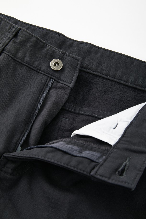 기모 스판 카고 팬츠 CPT176은 남성용으로, 가을과 겨울에 따뜻하게 입을 수 있는 긴 기장의 바지입니다. 차콜과 블랙 두 가지 색상으로 제공되며, 캐주얼, 워크웨어, 미니멀 스타일을 추구하는 분들께 적합합니다. 면, 폴리우레탄, 스판덱스, 기모 소재로 제작되어 신축성이 뛰어나고 보온성이 우수하며, 레귤러핏과 일자핏으로 편안한 착용감을 선사합니다. 플랩 카고 포켓과 리벳 서브 포켓 디테일이 돋보이며, 출근룩과 캠핑룩 등 다양한 TPO에 활용 가능합니다.
