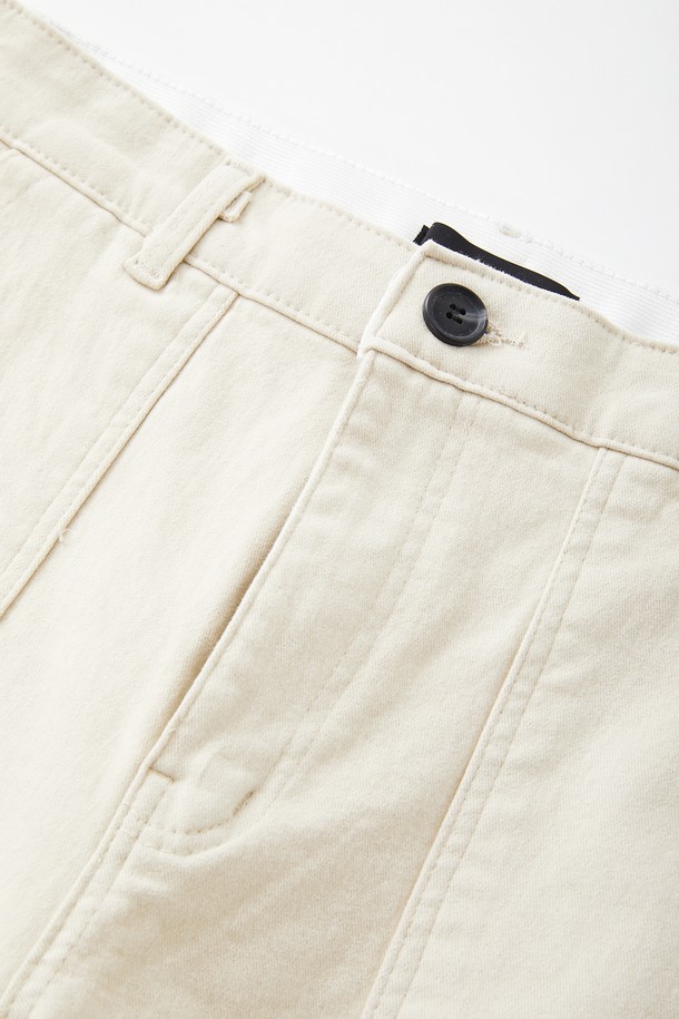 일자핏 사방 스판 기모 퍼티그 팬츠 CPT179는 남녀 모두 착용 가능한 겨울용 바지입니다. 면과 폴리우레탄 혼방 소재로 제작되어 편안한 착용감과 활동성을 제공하며, 안감 기모 처리로 보온성을 높였습니다. 캐주얼, 미니멀, 클래식 스타일을 아우르는 디자인으로, 일상 및 캐주얼한 착장에 활용하기 좋습니다. 블랙, 카키, 모카, 크림 4가지 색상으로 출시되어 다양한 스타일 연출이 가능합니다. 레귤러핏으로 제작되어 편안하면서도 깔끔한 실루엣을 연출합니다.
