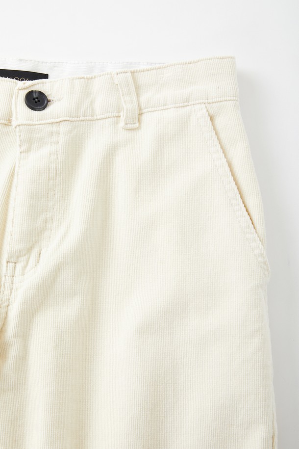 가을, 겨울 시즌에 안성맞춤인 밴딩 스판 경량 코듀로이 팬츠 CPT180입니다. 부드러운 촉감의 면, 폴리우레탄, 코듀로이 혼방 소재로 제작되어 편안한 착용감을 선사합니다. 허리 속 밴딩 디테일과 신축성 있는 소재로 활동성을 높였으며, 레귤러핏과 일자핏으로 베이직하고 캐주얼한 스타일을 연출합니다. 출근룩은 물론, 일상에서도 활용하기 좋은 아이템으로, 블랙, 카키, 모카, 크림 4가지 색상으로 만나보세요. 무지 디자인으로 어떤 상의와도 잘 어울려 미니멀하고 클래식한 스타일을 완성합니다.
