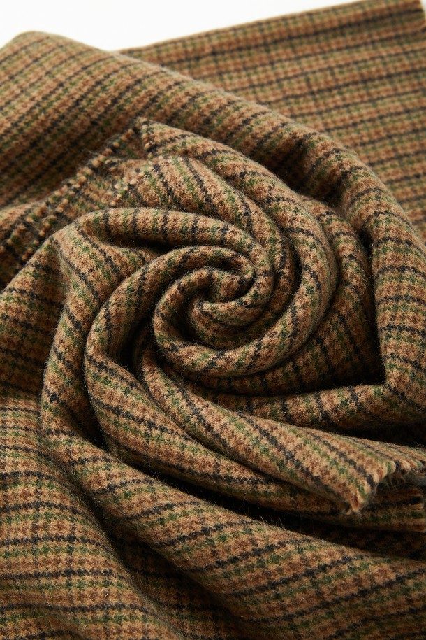 클래식 테슬 울 체크 머플러 CMU101은 베이지, 카키브라운, 딥베이지 3가지 색상으로 제공되는 공용 머플러입니다. 아크릴과 울 혼방 소재로 제작되어 봄, 가을, 겨울 모두 따뜻하게 착용할 수 있습니다. 클래식한 체크 패턴과 태슬 디테일이 돋보이며, 출근룩과 모임룩에 포인트를 더하기 좋습니다. 미니멀, 캐주얼 스타일에도 잘 어울려 다양한 코디에 활용 가능한 머플러입니다. 부드러운 촉감과 은은한 색감으로 고급스러운 분위기를 연출합니다.
