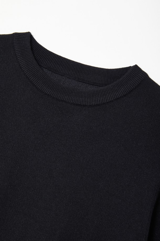 도트 그라데이션 라운드 니트 CNIT116은 남녀 공용으로, 블랙과 그레이 두 가지 색상으로 제공됩니다. 비스코스와 폴리에스테르 혼방 소재로 제작되어 부드러운 촉감과 좋은 신축성을 자랑합니다. 라운드넥에 긴소매 기장으로, 봄, 가을, 겨울 세 계절 모두 활용 가능합니다. 도트와 그라데이션 패턴이 돋보이는 베이직핏의 캐주얼 니트로, 미니멀하고 클래식한 스타일을 연출하기 좋습니다. 일상 및 캐주얼 룩에 편안하게 매치하여 모던한 분위기를 더해보세요.
