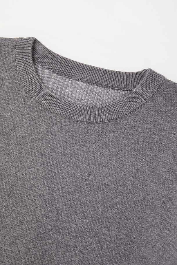 도트 그라데이션 라운드 니트 CNIT116은 남성용 상의 니트/스웨터입니다. 가을, 겨울 시즌에 어울리는 베이직하고 캐주얼한 스타일로, 출근룩과 비즈니스 캐주얼에 적합합니다. 라운드넥에 긴소매, 레귤러핏 디자인으로 제작되었으며, 비스코스, 폴리에스테르 혼방 소재로 부드러운 착용감과 좋은 신축성을 제공합니다. 블랙, 그레이 두 가지 컬러에 도트와 그라데이션 패턴이 돋보이는 레귤러 기장의 니트입니다. 캐주얼, 미니멀, 클래식 스타일을 연출하기 좋습니다.
