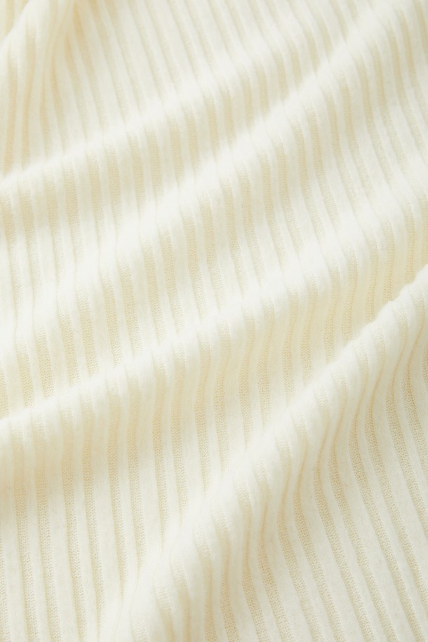 IKALOOK (이깔룩) 봄가을 라이트 골지 긴팔 니트 CNIT101는 여성스러운 데이트룩과 카페룩을 위한 베이직 스타일의 상의입니다. 부드러운 레이온 혼방 플리 원단으로 제작되어 편안한 착용감을 선사하며, 가을, 봄 시즌에 데일리 이너로 활용하기 좋습니다. 베이직핏에 브이넥 디자인으로 어떤 하의와도 잘 어울리는 실용적인 아이템입니다. 골지 패턴으로 은은한 포인트를 더했으며, 블랙, 아이보리, 브라운 세 가지 컬러로 만나볼 수 있습니다. 미니멀, 클래식, 캐주얼 등 다양한 스타일을 연출해보세요.
