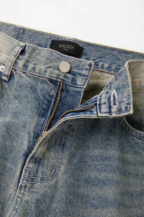 루즈핏 빈티지 밴딩 데님 팬츠 CJN102는 편안함과 스타일을 모두 잡은 데님 팬츠입니다. 연청 컬러의 데님 소재에 빈티지 워싱 디테일을 더해 캐주얼한 무드를 연출합니다. 밴딩 처리로 편안한 착용감을 제공하며, 루즈핏 디자인으로 활동성을 높였습니다. 봄, 여름, 가을 3계절 모두 활용 가능한 실용적인 아이템입니다. 일상 속에서 편안하게 즐겨 입을 수 있는 데일리 팬츠입니다.
