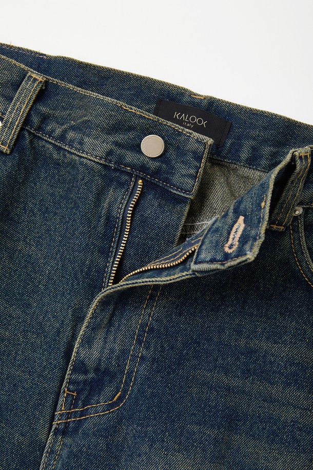 루즈핏으로 편안함을 강조한 남성용 빈티지 데님 팬츠 CJN102입니다. 봄, 여름, 가을 3계절 착용 가능하며, 캐주얼하고 빈티지한 스타일을 연출하기 좋습니다. 무지 디자인에 빈티지 워싱 디테일을 더해 자연스러운 멋을 살렸습니다. 허리 밴딩 처리로 활동성을 높였으며, 루즈핏으로 편안한 착용감을 제공합니다. 데님 소재로 제작되어 튼튼하고 오랫동안 즐겨 입을 수 있습니다.
