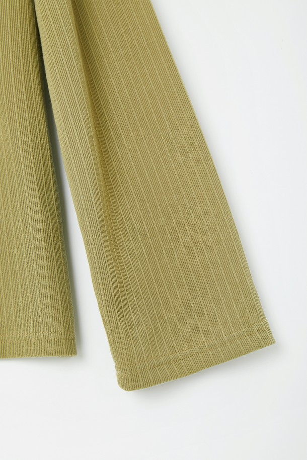 봄, 가을에 어울리는 헨리넥 긴팔 티셔츠입니다. 카키와 올리브 두 가지 색상으로 출시되어, 베이직하면서도 캐주얼한 스타일을 연출하기 좋습니다. 부드러운 면 소재로 제작되어 편안한 착용감을 선사하며, 레귤러핏으로 제작되어 부담 없이 착용할 수 있습니다. 버튼 디테일이 돋보이는 디자인으로, 일상복뿐만 아니라 출근룩으로도 활용 가능합니다.
