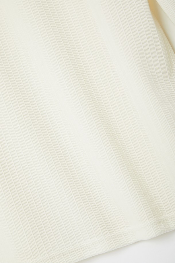 아이보리, 화이트 색상으로 출시된 봄, 가을용 브이넥 긴팔 티셔츠 CNIT103입니다. 베이직한 스타일의 레귤러핏 티셔츠로, 미니멀, 클래식, 캐주얼 룩 연출에 적합합니다. 긴 소매 기장과 무지 패턴으로 디자인되어 어떤 하의와도 쉽게 매치할 수 있습니다. 일상생활에서 편안하게 착용하기 좋은 아이템입니다.
