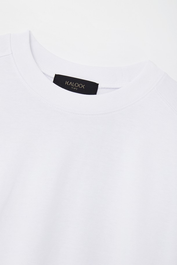 부드러운 촉감이 특징인 루즈핏 수피마 코튼 긴팔 티셔츠 CTEE108입니다. 봄, 가을에 어울리는 베이직하고 캐주얼한 스타일로, 편안하게 착용하기 좋습니다. 라운드넥 디자인에 무지 패턴으로 어떤 옷에도 쉽게 매치할 수 있으며, 넉넉한 루즈핏으로 활동성을 높였습니다. 고급 수피마 코튼 원단을 사용하여 부드러운 착용감을 선사합니다. 일상에서 편안하게 즐겨 입을 수 있는 기본 아이템입니다.
