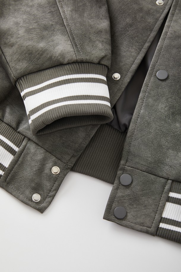 봄, 가을에 어울리는 오버핏 밴딩 에코레더 점퍼 CJP110입니다. 부드러운 촉감의 에코레더(합성가죽) 소재로 제작되었으며, 캐주얼한 무드의 그레이 컬러 무지 디자인입니다. 넉넉한 오버핏으로 편안한 착용감을 선사하며, 밴딩 및 스트라이프 립 디테일이 특징입니다. 데이트룩, 모임룩, 미니멀, 시크, 캐주얼 스타일 모두 소화 가능한 활용도 높은 아이템입니다. 긴 소매 기장의 집업 스타일 점퍼로 간절기 스타일링에 제격입니다.
