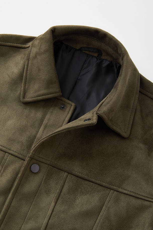 봄, 가을에 어울리는 '카라넥' 버튼 스웨이드 재킷 CJP111입니다. 부드러운 촉감의 스웨이드 소재로 제작되었으며, 레귤러 핏에 중간 두께감으로 간절기에 활용하기 좋습니다. 카키, 올리브 두 가지 색상으로 출시되어, 캐주얼 및 베이직 스타일을 연출하기 용이합니다. 긴 소매와 버튼 디테일이 돋보이며, 데일리룩에 포인트를 더해줍니다. 다양한 하의와 매치하여 클래식하고 미니멀한 무드를 즐겨보세요.
