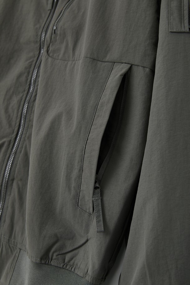 봄, 가을에 가볍게 걸치기 좋은 CJP117 바람막이 점퍼입니다. 부드러운 촉감의 나일론 소재로 제작되어 편안한 착용감을 선사하며, 레귤러핏 디자인으로 어떤 스타일에도 잘 어울립니다. 얇은 두께감과 긴 소매 기장으로 간절기에 활용하기 좋으며, 무지 디자인에 그레이 컬러로 깔끔함을 더했습니다. 일상, 산책, 여행 등 다양한 TPO에 캐주얼하고 미니멀한 스타일을 연출할 수 있습니다. 집업 방식과 포켓 디테일로 실용성을 높인 바람막이 점퍼입니다.
