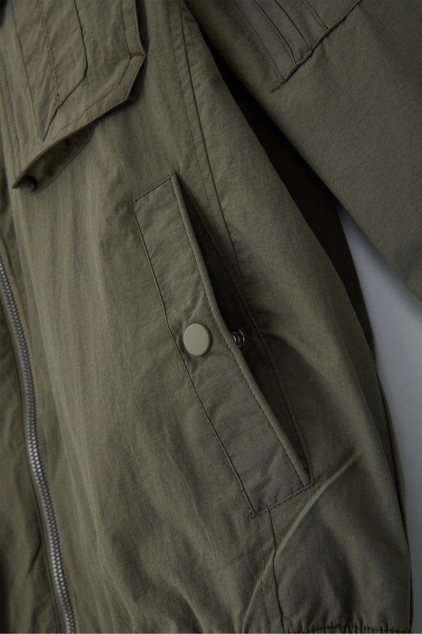 봄, 가을 간절기에 활용하기 좋은 미들넥 빅포켓 블루종 점퍼 CJP118입니다. 캐주얼하고 베이직한 스타일로, 데일리룩은 물론 출근룩까지 폭넓게 소화 가능합니다. 카키와 올리브 두 가지 색상으로 출시되어, 취향에 맞는 색상을 선택하여 연출할 수 있습니다. 중간 두께감으로 간절기 날씨에 적합하며, 넉넉한 레귤러핏으로 편안한 착용감을 선사합니다. 집업 스타일과 긴 소매, 빅포켓 디테일이 돋보이는 디자인입니다.
