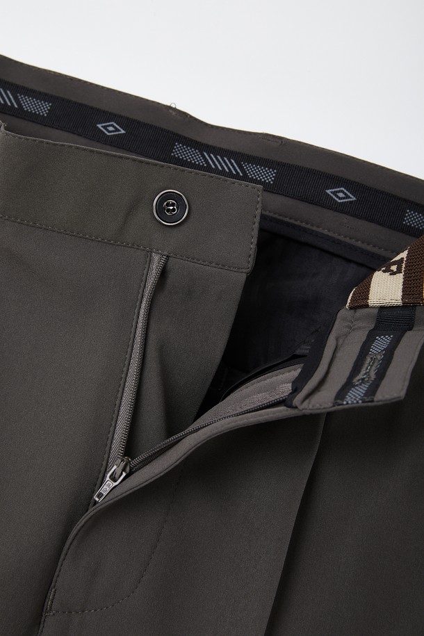 세련된 남성 스타일을 위한 봄/가을 시즌 필수 아이템, "봄가을 스판 밴딩 원턱 슬랙스 팬츠 CPT118"입니다. 베이직하고 클래식한 디자인으로 출근룩과 비즈니스 캐주얼에 완벽하게 어울립니다. 부드러운 스판 소재와 밴딩 디테일, 그리고 활동성을 더하는 원턱 디자인으로 편안한 착용감을 선사합니다. 얇은 두께감과 레귤러핏으로 제작되어 봄, 가을 시즌에 활용도가 높으며, 미니멀하고 클래식한 스타일을 연출하기 좋습니다. 그레이 컬러의 무지 디자인으로 다양한 상의와 쉽게 매치하여 폭넓은 스타일을 소화할 수 있습니다.
