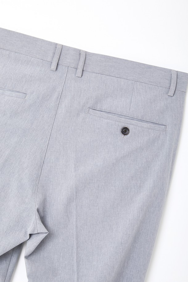 **아이스 스판 밴딩 슬랙스 CPT122**

시원한 아이스 소재와 스판덱스 혼방으로 제작되어 여름철에도 쾌적하게 착용 가능한 남성 슬랙스입니다. 레귤러핏으로 편안한 착용감을 제공하며, 활동성을 높여주는 밴딩 처리로 편의성을 더했습니다. 무지 디자인에 그레이 컬러로 어떤 상의와도 매치하기 쉬워, 캐주얼, 미니멀, 스포티 등 다양한 스타일을 연출할 수 있습니다. 골프룩은 물론, 일상 및 출근룩으로 활용하기에 적합합니다. 얇은 두께감으로 한여름에도 시원하게 입을 수 있는 실용적인 아이템입니다.
