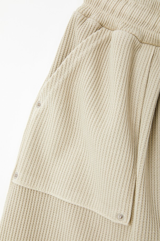 하이퀄리티 와플 밴딩 밴츠 CPT125는 편안한 착용감과 스타일리시함을 동시에 만족시키는 반바지입니다. 부드러운 면 소재로 제작되어 얇고 가벼워 봄, 여름철 데일리룩으로 제격입니다. 와플 패턴과 루즈핏 디자인은 캐주얼하면서도 베이직한 무드를 연출하며, 허리 밴딩과 스트링으로 편안한 착용감을 선사합니다. 여행룩, 휴가룩, 미니멀 스타일을 즐겨 입는 분들께 추천하는 아이템입니다. 베이직한 컬러인 베이지 색상으로 어떤 상의와도 쉽게 매치할 수 있습니다.
