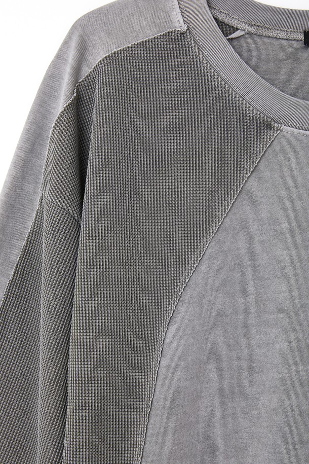 언밸런스 피그먼트 와플 긴팔 티셔츠 CTEE112는 캐주얼과 미니멀 스타일을 선호하는 분들을 위한 데일리 아이템입니다. 부드러운 면 소재에 얇은 두께감으로 편안한 착용감을 선사하며, 봄, 가을 간절기에 활용하기 좋습니다. 릴랙스 핏과 라운드넥 디자인으로 편안함을 더하고, 언밸런스 디자인과 피그먼트 워싱으로 은은한 포인트를 주었습니다. 그레이 컬러의 와플 패턴 긴팔 티셔츠로, 다양한 하의와 매치하여 스타일리시한 룩을 연출해보세요.
