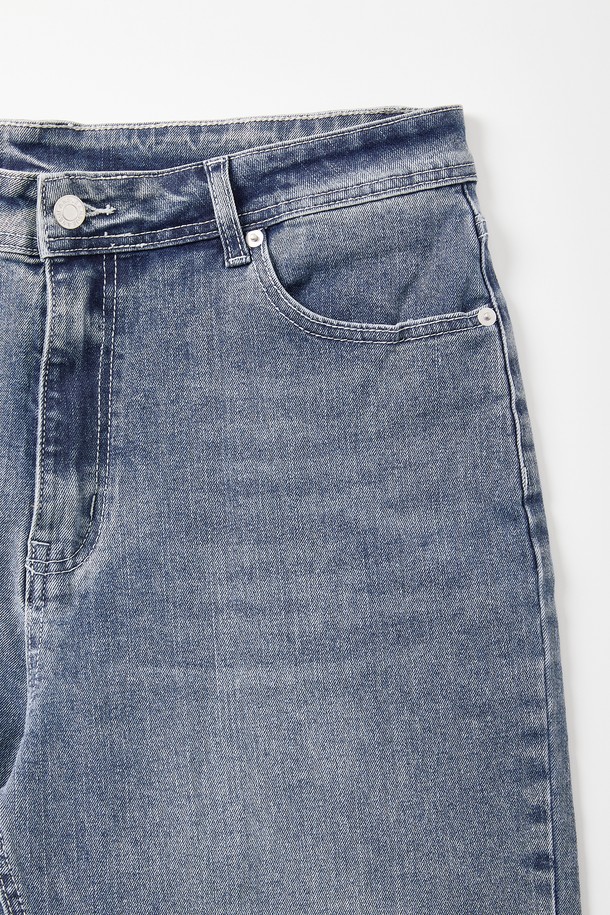 **스트레이트핏 워싱 스판 데님 팬츠 CJN104**는 봄, 여름, 가을 계절에 활용하기 좋은 남성용 데님 팬츠입니다. 캐주얼 및 베이직 스타일을 기반으로, 데이트룩과 출근룩 등 다양한 TPO에 적합합니다. 무지 디자인에 워싱 디테일이 더해져 자연스러운 멋을 연출하며, 스판덱스 혼방으로 편안한 착용감을 제공합니다. 스트레이트핏으로 어떤 상의와도 쉽게 매치하여 미니멀, 클래식 스타일을 완성할 수 있습니다.
