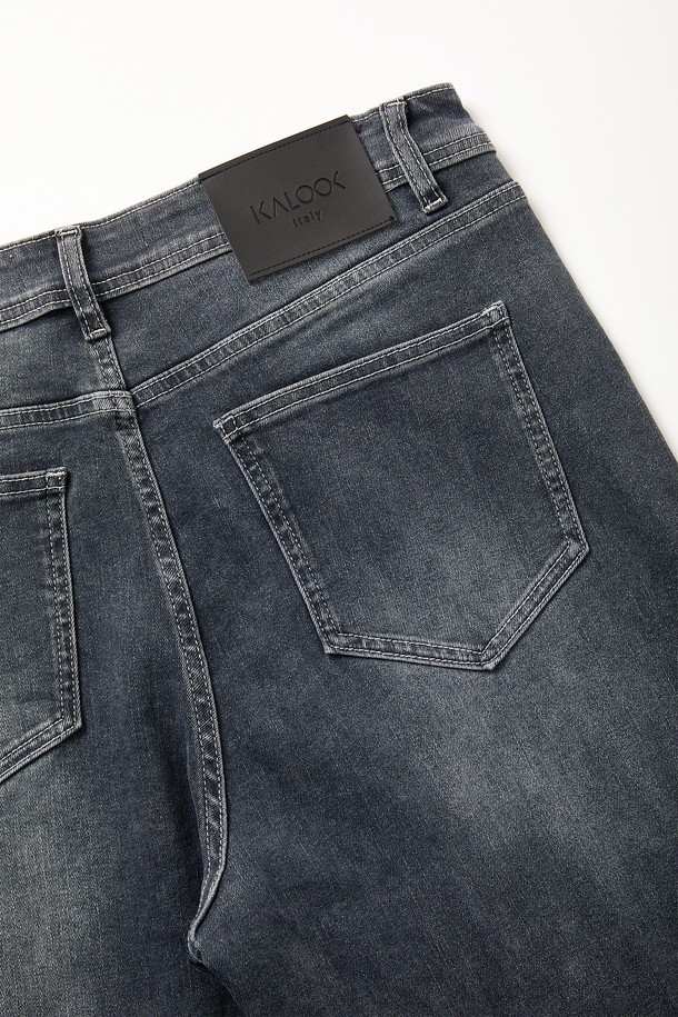 스트레이트핏 워싱 스판 데님 팬츠 CJN104는 캐주얼 및 미니멀 스타일을 지향하는 공용 데님 팬츠입니다. 봄, 여름, 가을 계절에 적합하며, 여행룩과 캠핑룩에 활용하기 좋습니다. 워싱 디테일이 돋보이는 그레이 컬러의 반바지로, 스트레이트핏과 보통 두께감으로 편안한 착용감을 선사합니다. 데님과 스판덱스 혼방 소재로 제작되어 활동성을 높였으며, 데일리룩으로 활용하기 좋은 베이직한 디자인입니다.
