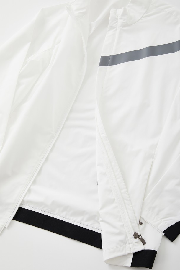 히든 집업 스판 바람막이 점퍼 CJP122는 남녀 공용으로, 봄, 여름, 가을에 활용하기 좋은 캐주얼하고 스포티한 스타일의 바람막이입니다. 무지 디자인에 화이트, 블랙 두 가지 색상으로 출시되었으며, 얇고 가벼운 폴리에스터와 폴리우레탄 혼방 소재로 제작되어 편안한 착용감을 제공합니다. 베이직핏에 허리 밴딩과 히든 포켓 디테일을 더하여 실용성을 높였으며, 방풍 기능으로 스포츠 활동이나 일상생활에서 쾌적하게 착용할 수 있습니다.
