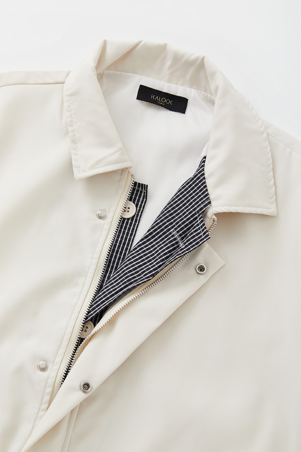 봄 가을에 어울리는 카라넥 체크 집업 점퍼 CJP112입니다. 베이직하고 캐주얼한 스타일로, 블랙과 아이보리 두 가지 색상으로 제공됩니다. 폴리에스터 소재로 제작되어 내구성이 뛰어나며, 봄 소풍룩이나 가을 나들이룩에 적합합니다. 레귤러 기장에 긴 소매, 베이직핏으로 편안하게 착용 가능하며, 이중 지퍼와 플랩 디테일이 돋보입니다. 캐주얼, 미니멀, 클래식한 스타일을 연출하기에 좋습니다.
