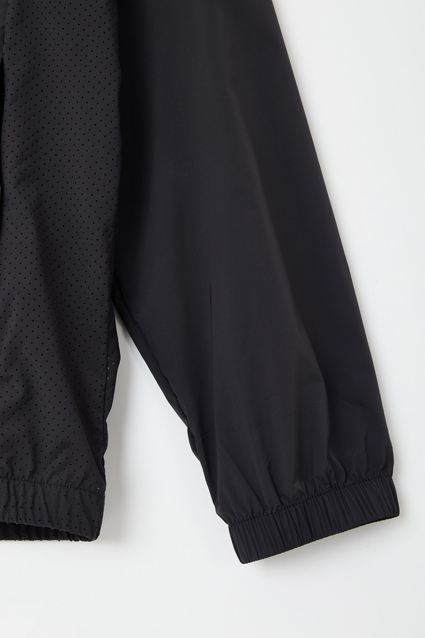 **퀵드라이 러닝 후드 집업 바람막이 CJP123**은 남성용 아우터로, 러닝, 일상, 스포츠 활동에 적합한 바람막이입니다. 네이비와 차콜 두 가지 색상으로 출시되었으며, 봄, 가을 계절에 착용하기 좋습니다. 얇고 부드러운 나일론과 스판덱스 혼방 소재로 제작되어 가볍고 편안한 착용감을 제공하며, 퀵 드라이 기능으로 땀을 빠르게 흡수하고 건조시켜 쾌적함을 유지합니다. 레귤러핏 디자인에 후드 타입, 집업 스타일로 활동성을 높였으며, 사이드 벤틸레이션과 통기성을 갖춰 운동 시에도 쾌적함을 유지합니다. 스포티하고 캐주얼한 스타일을 연출하며, 무지 패턴으로 어떤 옷에도 잘 어울립니다.
