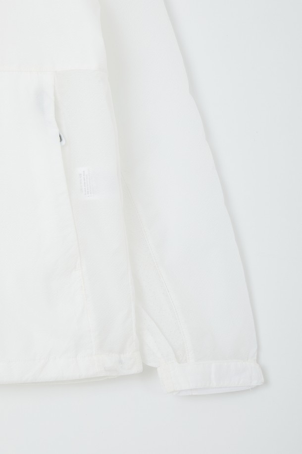 후드 탈부착 퀵드라이 윈드브레이커 CJP119는 다크그린, 네이비, 화이트 세 가지 색상으로 출시되어 데일리웨어와 아웃도어 활동에 적합한 윈드브레이커입니다. 얇은 두께의 나일론 소재로 제작되어 봄, 여름, 가을 간절기에 활용하기 좋으며, 튼튼한 촉감과 베이직한 디자인으로 캐주얼, 미니멀, 고프코어 스타일을 연출할 수 있습니다. 탈부착 가능한 후드와 밑단 스트링 디테일이 있어 다양한 스타일링이 가능하며, 속건 기능으로 쾌적함을 유지합니다. 여행룩, 산책룩, 캠핑룩 등 다채로운 TPO에 적합한 활용도를 자랑합니다.
