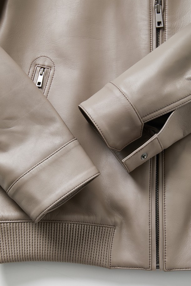 사계절 활용 가능한 멀티 컬러 솔리드 양가죽 집업 점퍼 CLJP107은 부드러운 이태리산 양가죽 소재와 신축성 있는 밑단 시보리 디테일이 돋보입니다. 베이직하고 미니멀한 무드의 이 레더 코트는 블루, 베이지, 블랙, 네이비 색상으로 출시되었으며, 폴리에스터 안감을 사용하여 제작되었습니다. 일상에서 편안하게 착용할 수 있는 베이직 핏의 긴소매 레귤러 기장 점퍼로, 무지 패턴이 특징입니다.
