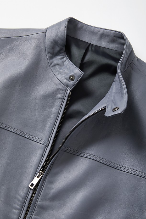 이 멀티 컬러 솔리드 양가죽 집업 점퍼 CLJP107은 이탈리아산 양가죽으로 제작되었으며, 부드러운 촉감이 특징입니다. 블루, 베이지, 블랙, 네이비 색상으로 제공되며, 신축성 있는 밑단 시보리 디테일과 폴리에스터 100% 안감으로 편안함을 더했습니다. 베이직핏의 레귤러 기장으로 봄, 여름, 가을, 겨울 일상복으로 스타일리시하게 연출할 수 있는 남성용 아우터입니다.
