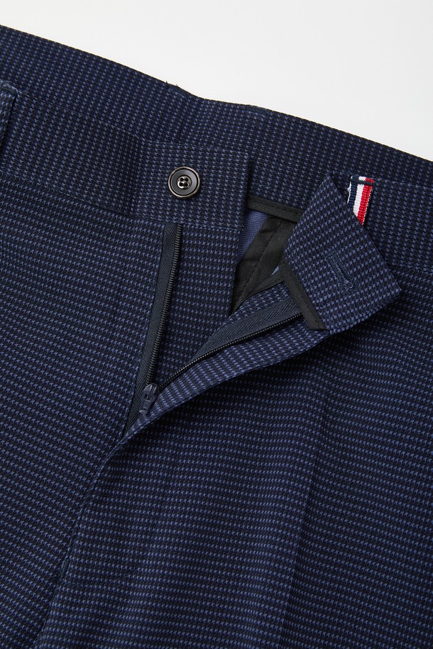 데일리앤 오피스 스판 밴딩 슬랙스 CPT123은 남성용 긴바지 슬랙스로, 봄, 여름, 가을에 입기 좋습니다. 블루, 네이비 색상으로 출시되었으며, 폴리에스터와 스판덱스 혼방 소재를 사용하여 신축성이 뛰어나 편안한 착용감을 제공합니다. 히든 밴딩으로 깔끔함을 더했으며, 오피스룩은 물론 일상복으로도 활용하기 좋은 베이직하고 클래식한 스타일의 슬랙스입니다.
