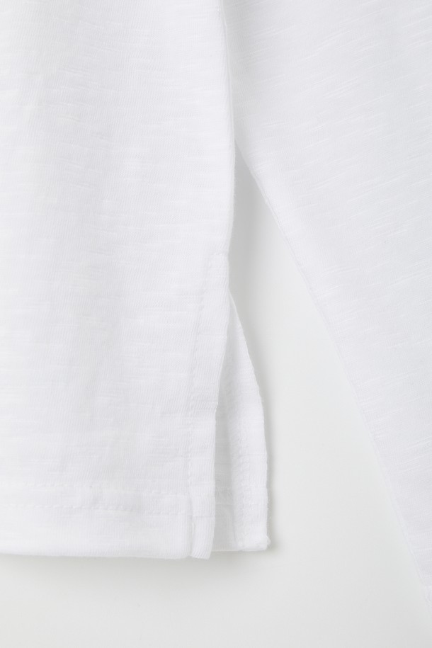 루즈핏 헨리넥 긴팔 티셔츠 CTEE113는 베이직하고 심플한 스타일의 공용 티셔츠입니다. 면 소재로 제작되어 부드럽고 가벼운 촉감을 선사하며, 봄, 가을에 데일리 또는 이너로 활용하기 좋습니다. 헨리넥 디자인과 루즈핏으로 편안한 착용감을 제공하며, 화이트, 베이지, 블랙, 네이비 등 4가지 컬러로 출시되었습니다. 집콕룩, 출근룩 등 다양한 TPO에 맞춰 미니멀, 캐주얼, 클래식 스타일을 연출할 수 있습니다. 이너 또는 단독으로 착용하여 다양한 스타일을 연출해 보세요.
