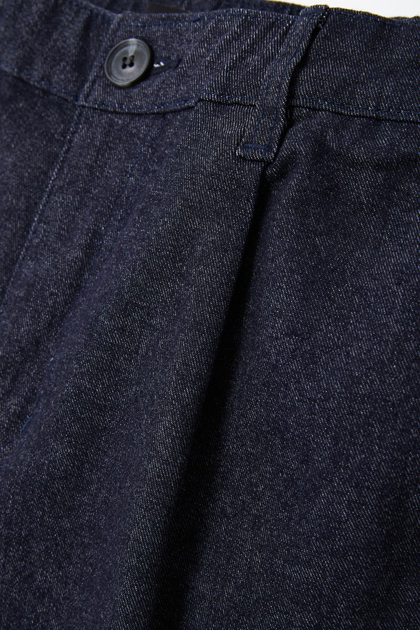 베이직 스판 밴딩 데님 반바지 CSPT101은 남성을 위한 캐주얼 스타일의 데님 반바지입니다. 블랙, 인디고, 라이트 블루 세 가지 색상으로 출시되었으며, 봄, 여름, 가을, 겨울 사계절 모두 활용 가능합니다. 허리 히든 밴딩과 원턱 주름 디테일, 사선 주머니, 뛰어난 신축성으로 편안한 착용감을 제공하는 레귤러핏 반바지입니다.
