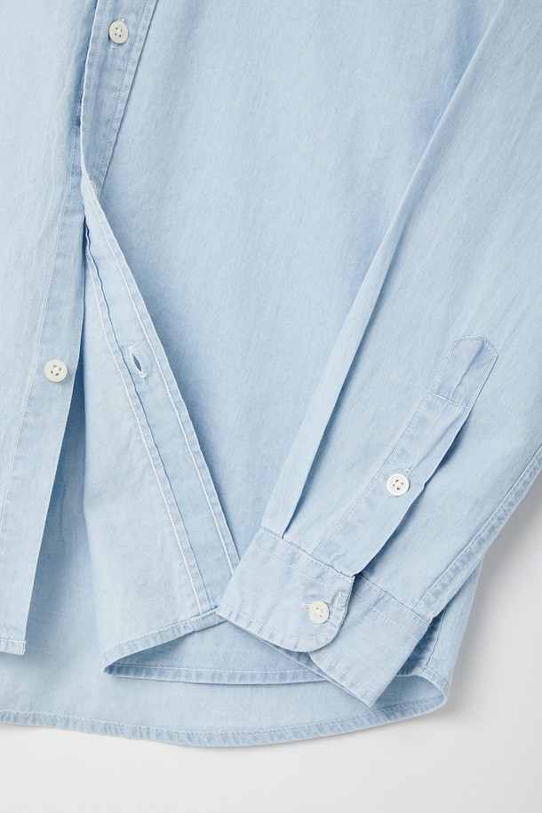 **봄여름 베이직 청 남방 CSH102**는 남성용 상의로, 봄과 여름에 적합한 얇은 두께의 루즈핏 셔츠입니다. 라이트블루와 블루 두 가지 색상으로 출시되었으며, 면 소재의 무지 디자인에 가슴 포켓과 소매 버튼 디테일이 돋보입니다. 차이나칼라와 긴 소매 기장으로 캐주얼하면서도 베이직한 스타일을 연출하며, 신축성은 없습니다.
