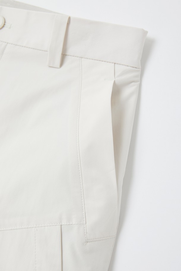 남성용 와이드 포켓 아이스 밴딩 반바지 CSPT105는 폴리에스터 소재로 제작되어 봄, 여름, 가을, 겨울에 모두 착용 가능하며, 베이지, 네이비, 민트 색상으로 출시되었습니다. 전면 와이드 포켓과 사선 포켓이 특징이며, 내구성 있는 플리 원단을 사용하여 편안한 착용감과 세탁 편리성을 제공합니다. 밴딩 처리된 와이드핏/레귤러핏 디자인으로 일상에서 스포티한 무드를 연출할 수 있습니다.
