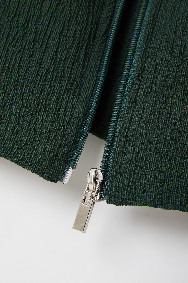 네이비와 그린 컬러로 제공되는 플리츠 집업 가디건 CJP127은 간절기에 활용하기 좋은 남성용 아우터입니다. 부드러운 촉감의 폴리에스테르와 레이온 혼방 소재, 레귤러핏으로 편안한 착용감을 선사하며, 히든 지퍼와 내부 포켓 디테일로 실용성을 더했습니다. 베이직하고 캐주얼한 스타일의 플리츠 디자인, 긴 소매와 중간 두께감으로 봄, 가을 일상에서 폭넓게 활용할 수 있습니다.
