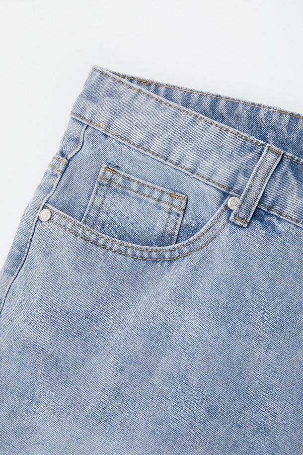 베이직 워싱 청 반바지 CSPT106은 남성용 레귤러핏 데님 반바지로, 라이트 블루, 그레이, 딥 블루 세 가지 컬러로 제공됩니다. 데님, 면, 폴리우레탄 혼방 소재로 제작되어 봄, 여름, 가을, 겨울 사계절 모두 착용 가능하며, 워싱 디테일과 신축성 있는 소재가 편안한 착용감을 선사합니다. 리벳 디테일, 가죽 패치, 클래식 데님 디자인으로 베이직하면서도 캐주얼한 스타일을 연출합니다.
