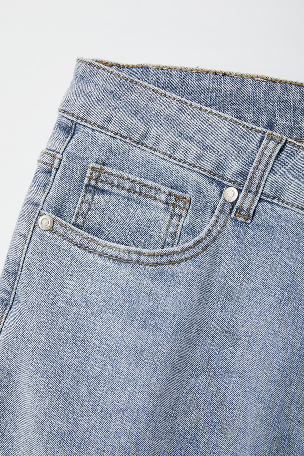 **7부 워싱 스판 데님 팬츠 CSPT107**

남성용 7부 워싱 스판 데님 팬츠로, 라이트 블루, 블루, 딥 블루 3가지 색상으로 만나보실 수 있습니다. 면과 스판 혼방 소재로 제작되어 편안한 착용감과 활동성을 자랑하며, 슬림핏, 레귤러핏, 와이드핏 등 다양한 핏을 선택할 수 있습니다. 7부 기장에 워싱 처리된 데님으로 캐주얼한 스타일을 연출하며, 스판 신축성, 포켓 라인 디테일, 가죽 패치 포인트로 포인트를 더했습니다.
